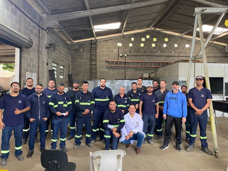 Equipe da Vonara Engenharia reunida na base industrial